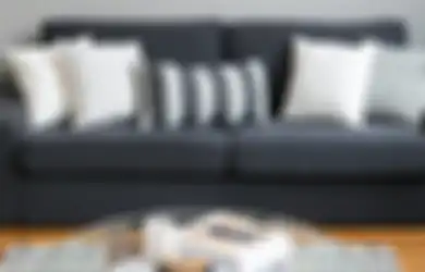 Hias Sofa Abu-Abu Gelap di Rumah Anda dengan Ide Dekorasi Berikut!