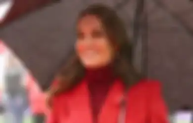 Nonton Pertandingan Rugby, Kate Middleton Tampil Menawan dengan Outfit Merah!