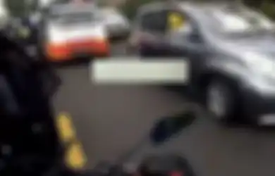 Foto Cekcok Ibu-Ibu Pemobil Halangi Ambulans, Ternyata Milik Partai Ini