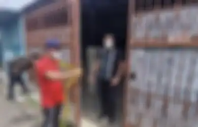 Foto Pagar Rumah Keluarga Tewas di Kalideres Digaris Polisi, Adik Korban Ingat Pesan Terakhir Sang Kakak