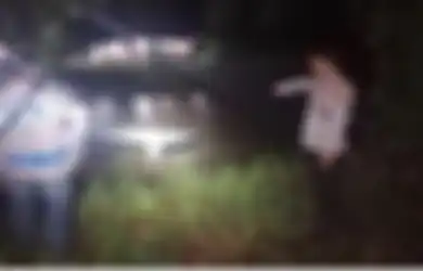 Ogah Dicium Truk Tangki Malam-malam, Foto Mobil Mahasiswa Berenang di Kali Jadi Aib