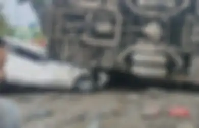Masih Ada Hikmahnya, Foto Mobil Sejuta Umat Ditindih Bus Oleng Sampai Gepeng, Syukurlah Sopir Keluar dalam Kondisi Begini