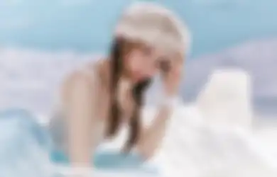 Pesona Bak Model, Huh Yun-jin LE SSERAFIM di Cover Cosmopolitan Korea