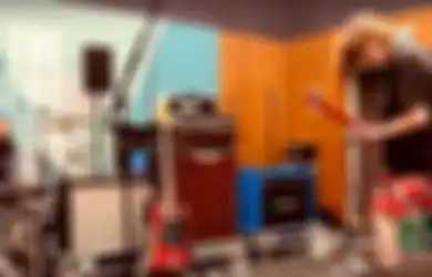 Putra Taylor Hawkins Cover Lagu 'Everlong' dan 'Smells Like Teen Spirit' Bareng Nandi Bushell!