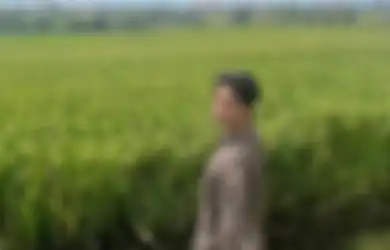 Rich Brian Unggah Foto Pake Batik di Sawah, Netizen: Main Layangan Enak Tuh