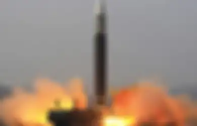 Adiknya Memaki Presiden Korea Selatan, Kim Jon Un Santai Pamerkan Rudal Hwasong-17 Milikya yang Disebut-sebut Senjata Strategis Terkuat di Dunia