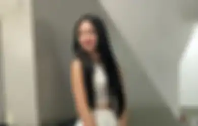 Tampil dengan Outfit Serba Putih, Gaya Kasual Sporty Naura Ayu Kece Abis!
