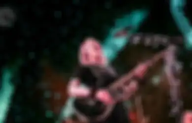 Phoebe Bridgers Tampil Mengejutkan Para Penggemar di Konser Tur The 1975 !