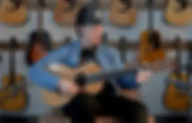 Eks-CEO Fender Beli Gitar Akustik Langka Berusia 150 Tahun