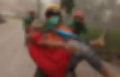 Ngeri, Tubuh Warga Berselimut Abu Vulkanik, Foto Erupsi Semeru Viral