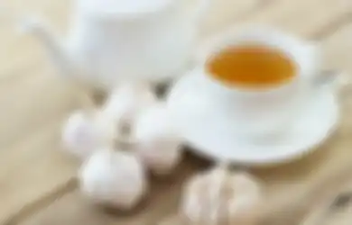 Berkhasiat, Ini 5 Manfaat Teh Bawang Putih yang Enggak Kita Sangka!