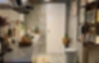 Sekalipun Foto Interiornya Cantik, Ini Risiko Bila Posisi Dapur Tetap Berada Dekat Kamar Mandi