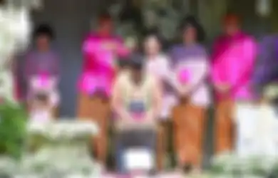Kebaya Perpaduan Pink dan Hijau Membalut Tubuhnya, Penampilan Selvi Ananda Istri Gibran di Prosesi Siraman Kaesang Sukses Curi Perhatian, Intip Potret Mantu Jokowi yang Anggun