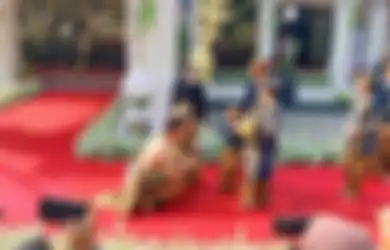 Neneknya Sebar Udik-udik di Acara Ngunduh Mantu Erina Gudono, Jan Ethes Kepergok Punguti Uang Logam yang Dilempar Iriana Jokowi, Kaesang Pangarep: Jangan!