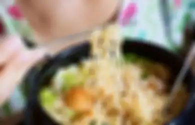 Bahaya Makan Mie Instan saat Lapar di Malam Hari, Benarkah Picu Asam Lambung Naik? Begini Penjelasan Dokter 