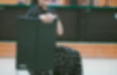 Tampil Modis dengan Gaun Hitam Panjang, Penampilan Nikita Mirzani Saat Hadiri Sidang Jadi Sorotan
