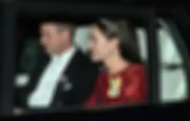 Pesona Kate Middleton Pakai Gaun Merah di Istana Buckingham. Classy dan Glamor!