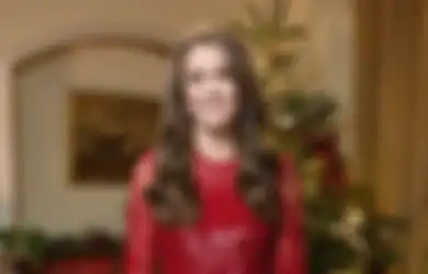 Pakai Gaun Merah Lagi, Penampilan Kate Middleton Saat Promosikan Acara Natal Curi Perhatian!