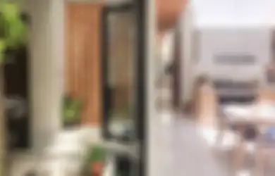 Bisa Ditiru, Foto Interior Rumah Terbuka Terlihat Lapang, Desain Dapur Mungil Jadi Satu Ruang Makan dan Area Keluarga Bikin Salfok
