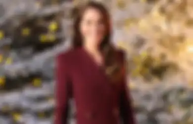 Mengintip Pesona Kate Middleton Kenakan Coat Dress Merah Marun
