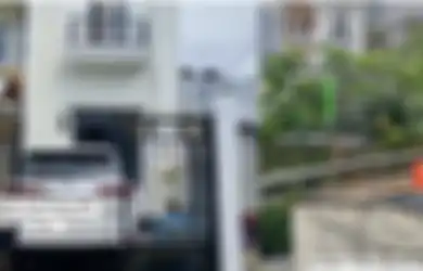 Luasnya Lebih Kecil dari Mobil Fortuner, Desain Rumah Sempit di Tengah Jakarta Ramai Dibahas, Foto Tampilannya Bikin Terkejut