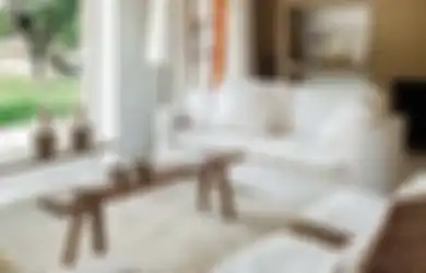 Ingin Meletakkan Bangku Sebagai Meja Kopi di Rumah? Jadi Estetik Banget, Intip Inspirasi Posisi Bangku yang Jarang Dicoba!