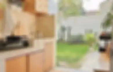 Ini Alasan Kenapa Foto Desain Dapur Mungil yang Diunggah Selalu Ada di Belakang Rumah