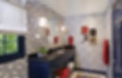 Berani Tiru Dekorasi Warna Mencolok, Foto Interior Kamar Mandi Mungil Jadi Begini