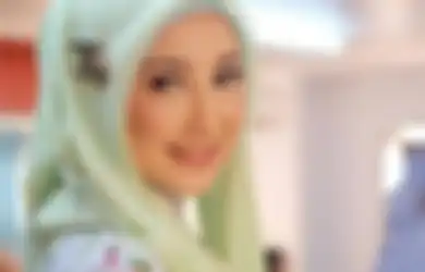 Desy Ratnasari Bikin Netizen Kecewa, Mantan Irwan Mussry Pamer Foto Kelewat Mesra dengan Pria Ini hingga Banjir Hujatan: Bukan Muhrim Jangan Peluk-pelukan