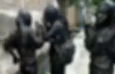 Malunya Gak Ketulungan, Ini Foto Penampakan 3 ABG Berhijab Nyemplung ke Got Hitam Pekat, Penyebabnya Sepele
