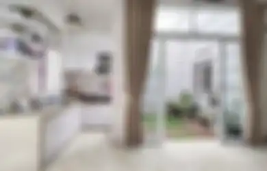 Ganti Warna Dekorasi, Foto Interior Dapur Kecil Terbukti Lebih Lapang