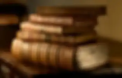 Tuliskan Pendapat dan Alasan Kalian, Historiografi Mana yang Lebih Baik?