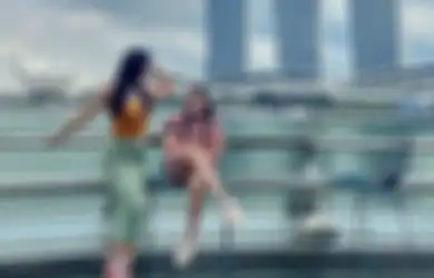 Pose Kece di Singapura, Foto Terkini Denada Bikin Vega Darwanti Iri