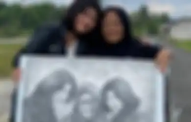 Amel Amilia Pakai Baju Serba Hitam, Tangis Gadis 'Kembaran' Nike Ardilla Pecah di Pemakaman Nining Ningsihrat, Ini Potretnya
