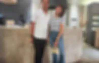 Jangan Syok Pas Liat Harga Baju Ayu Dewi di Dapur, Busana Lengan Panjang Ini Ternyata Dipakai Cuma Buat Masak