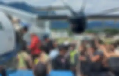 Berbekal Senjata Tajam dan Anak Panah, Massa Pendukung Lukas Enembe Bentrok dengan Aparat di Bandara Sentani, Kapolri: Dikerahkan 1000 Personel