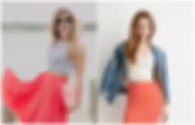 Bingung Padu Padan Rok Coral? Yuk, Coba Tiru 4 Ide OOTD yang Manis!