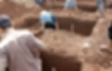 Nikahi Ayah Tiri, Korban Tewas Keracunan di Bekasi Jarang Komunikasi, Potret Kuburnya Bikin Nelangsa