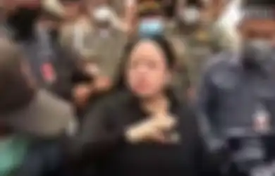 Tertangkap Kamera Bagi Kaus ke Warga Sambil Cemberut, Ketua DPR Puan Maharani Bongkar Alasannya: Maaf Kalau Saya Judes...