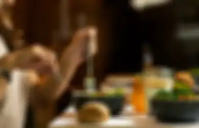 Sering Dilakukan di Zaman Sekarang, Simak Hukum Makan Sambil Main Handphone dan Adab Saat Menyantap Makanan