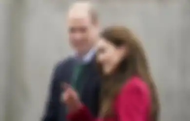 Kembali Pakai Coat Fuchsia Pink, Gaya Formal Kate Middleton Curi Perhatian! 
