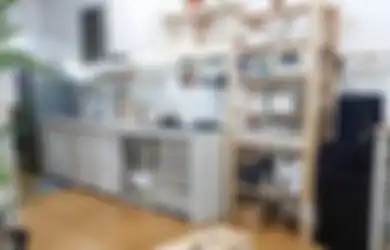 Ganti Desain Dapur Kecil Agar Fotonya Lebih Lega, Kolong Bak Cuci Piring Dibikin Gini