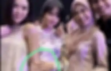 Fuji Pegang Lengan Gisel di Resepsi Kiky Saputri, Fotonya Bikin Salfok 