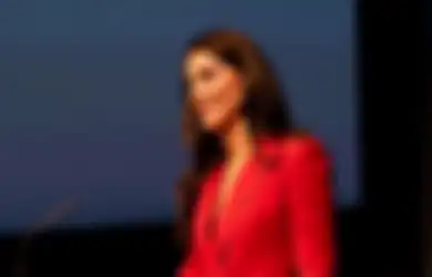 Tampil Serba Merah, Intip Pesona Kate Middleton yang Charming Abis!