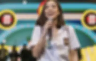 Gisel Pamer Foto Pakai Seragam SMA, Kancing Bajunya Bikin Salfok