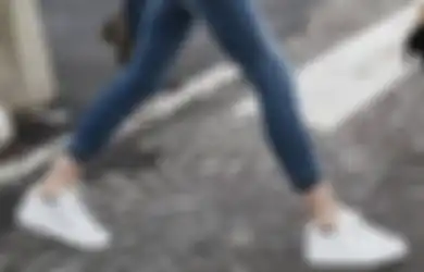 4 Bahaya Menggunakan Sepatu Tanpa Kaos Kaki, Bisa Jadi Sarang Bakteri!