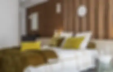 Cara Menghadirkan Kamar Tidur yang Tenang dengan Kayu Gelap 