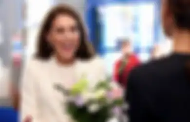 Gaya Kasual Kate Middleton yang Kece Saat Kunjungi Landau Forte College