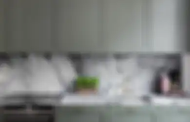 7 Potret Dapur Warna Hijau Sage dengan Paduan Marmer 