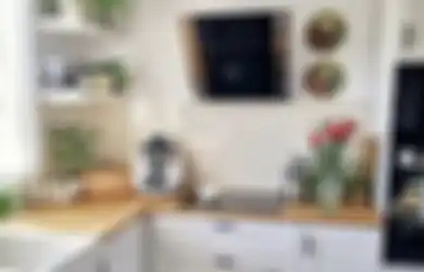 Interior Dapur Mungil Gak Sesuai Harapan, Desain Di Bagian Ini Bikin Fotonya Jadi Terlihat Sumpek